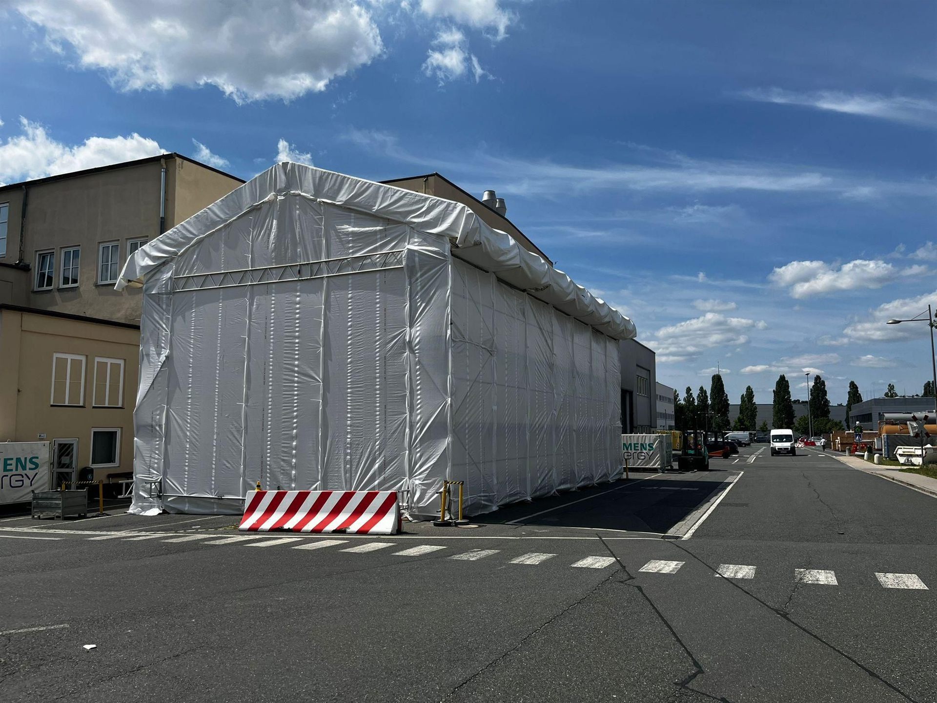 Wetterschutzdach – weiße Einhausung unter blauem Himmel
