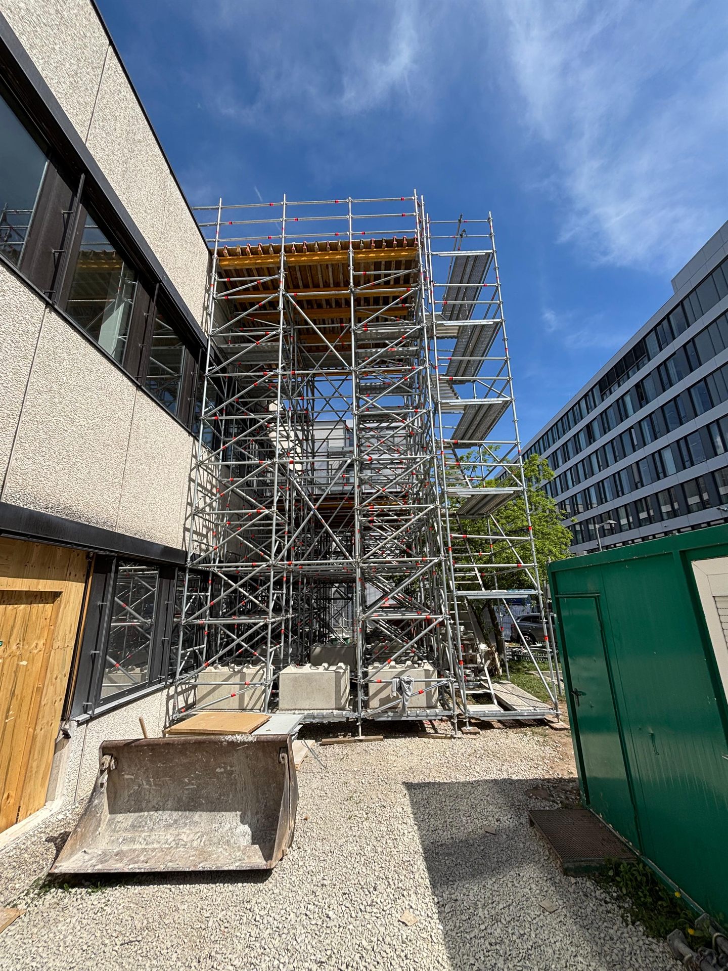 Gerüstturm zwischen Bürogebäuden