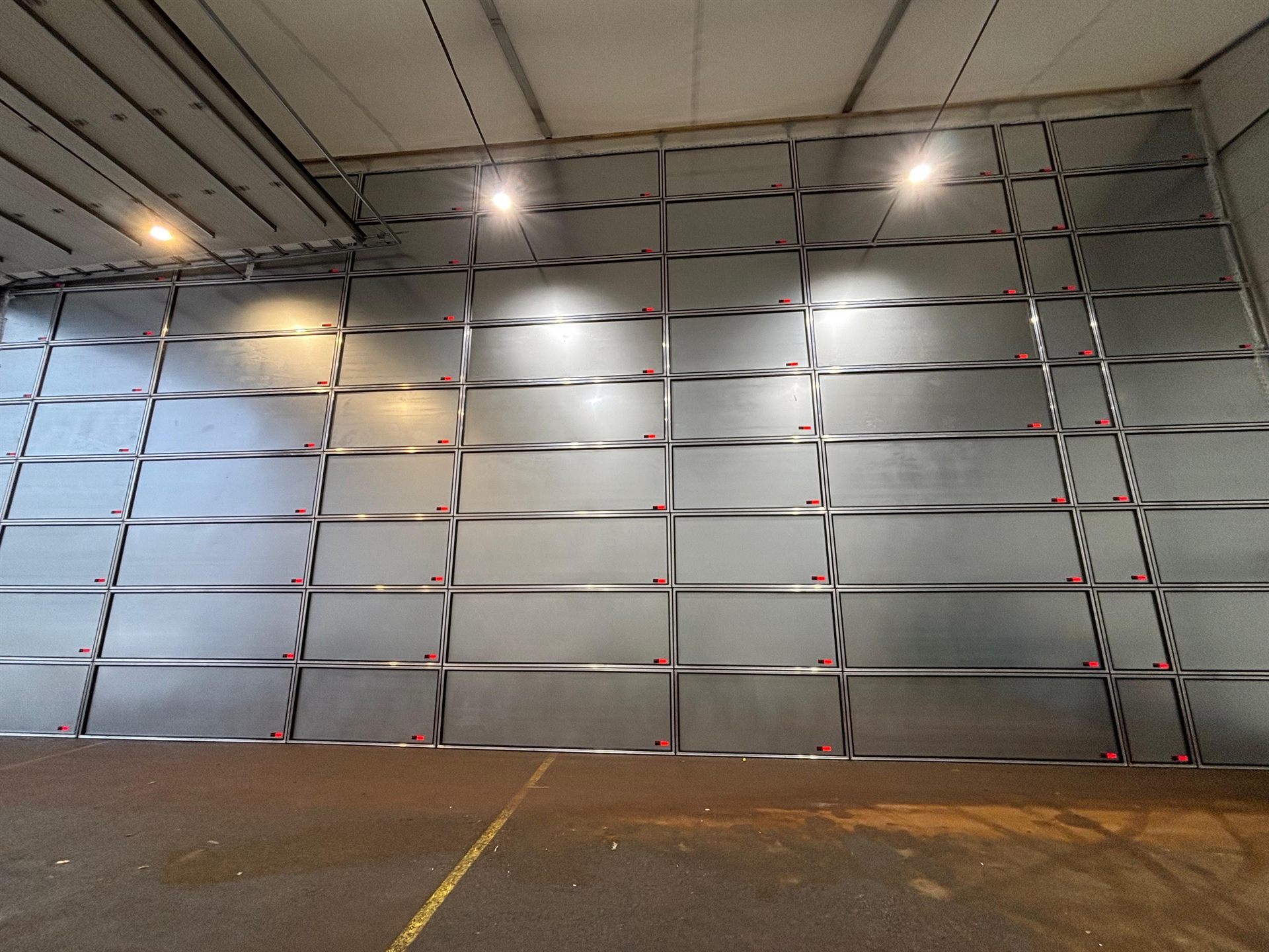 Große Staubschutzwand in einer Halle