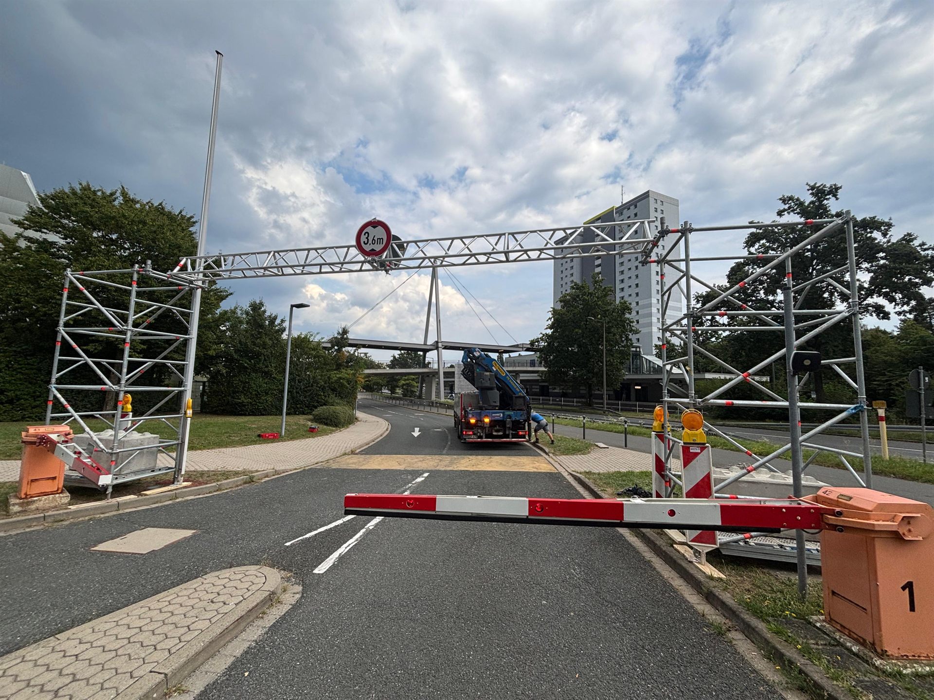 Gebrandeter Nessler-Gerüstbogen über einer Straße mit LKW-Durchfahrt